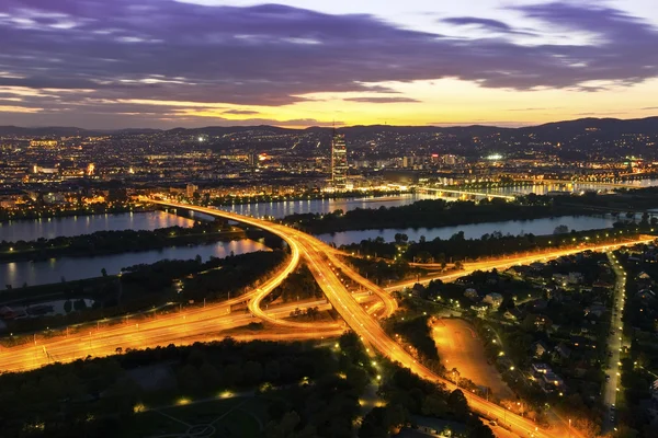 Відень - Дунай річка & острів шосе вночі — стокове фото