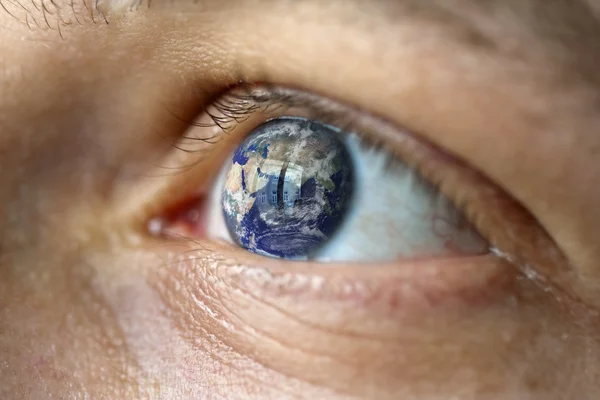 目の中に地球と男性の顔 ストック画像