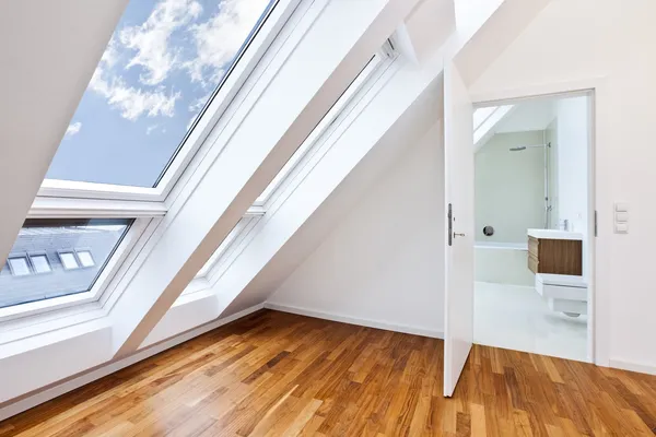 モダンなバスルームと太陽に照らされた現代的なアパート ロイヤリティフリーのストック写真