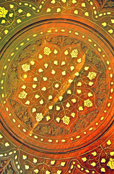 ahşap masa üzerinde oyma sanatı