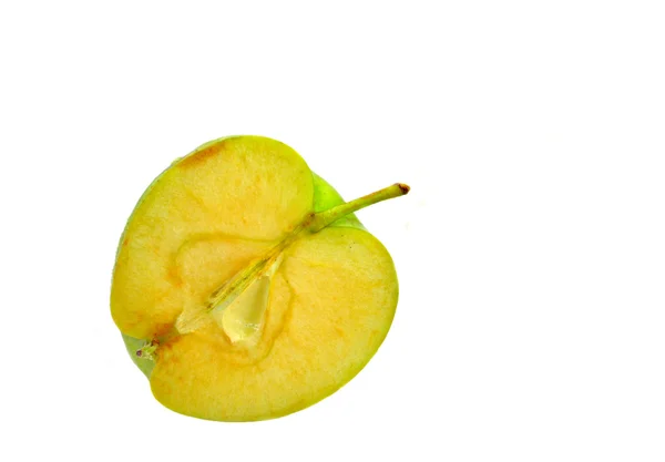半分緑のリンゴをカット — ストック写真