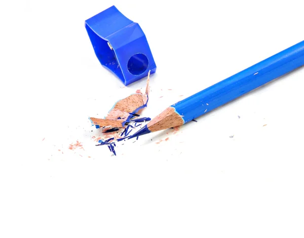 Синий карандаш и точилка — стоковое фото