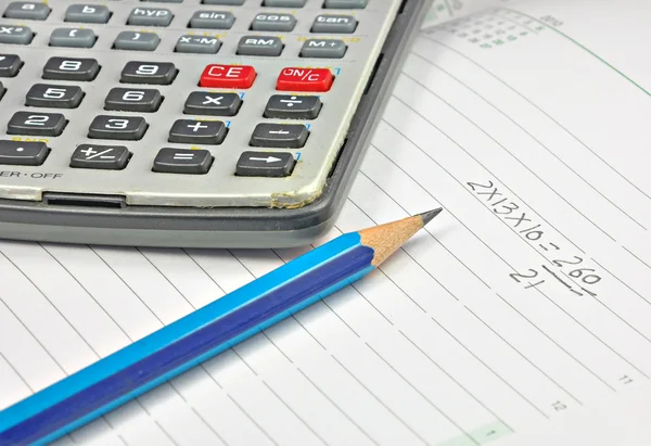 Calculatrice, crayon et carnet assemblés — Photo