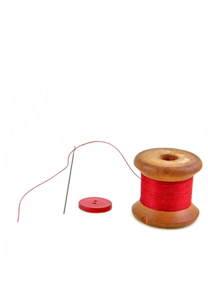 Carretel de fio vermelho e agulha — Fotografia de Stock
