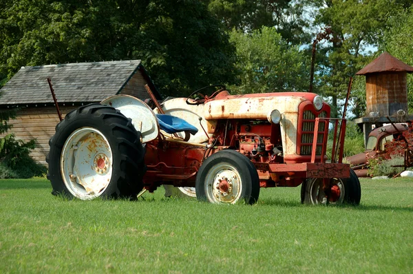 Красный трактор — стоковое фото