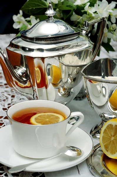 Завтрак с серебряным чайником и жасминовым букетом Стоковое Фото