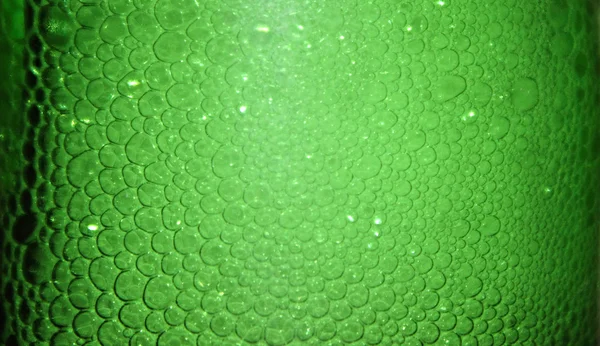 Textur aus Schaumstoff in einer grünen Flasche — Stockfoto