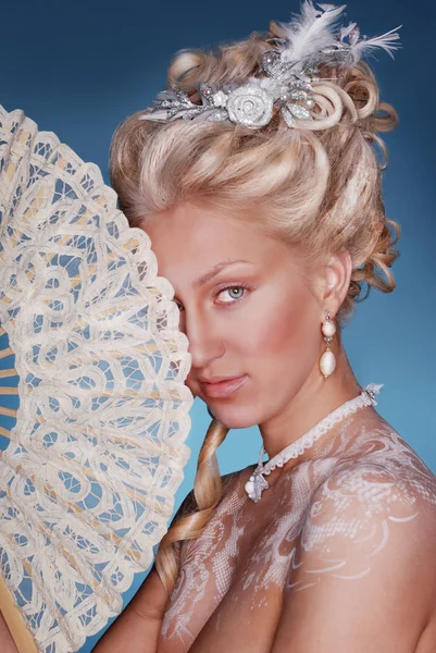 Prachtige blond meisje in romantische stijl — Stockfoto
