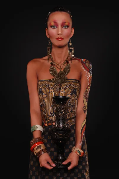 Elegante model met lichte make-up en body art. — Stockfoto
