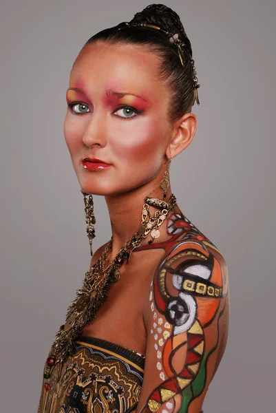 Elegantes Modell mit hellem Make-up und Körperkunst. — Stockfoto
