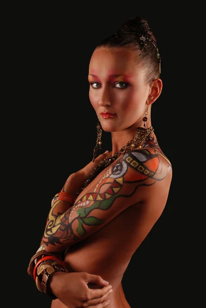 Elegantes Modell mit hellem Make-up und Körperkunst. — Stockfoto