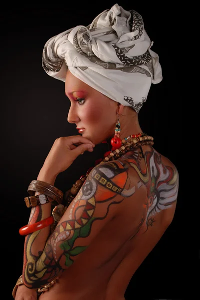 Elegantní model s světlý make-up a tělo umění. — Stock fotografie