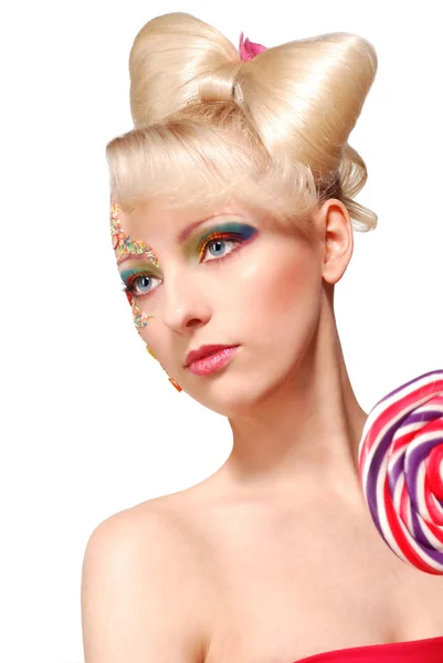 Niedliche blonde Puppe Stil Modell mit Süßigkeiten — Stockfoto