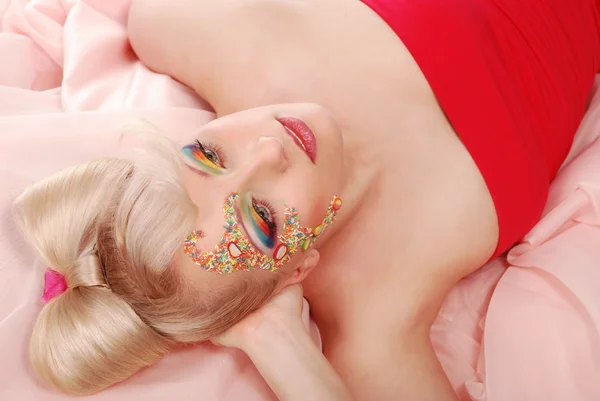 Krásná žena s blond vlasy a candy make-up — Stock fotografie