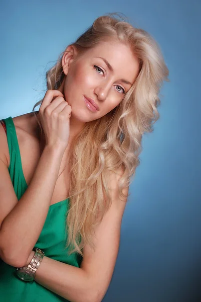 Mooie dame met lang krullend blonde haren — Stockfoto