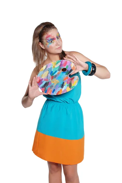 Милая счастливая девушка с цветной палитрой и кисточками — стоковое фото