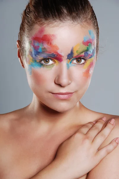 塗装済み完成品化粧品で美しい若い女性 — ストック写真