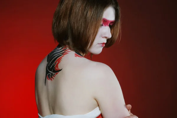 Hermosa joven en estilo japonés con maquillaje rojo y cuerpo —  Fotos de Stock