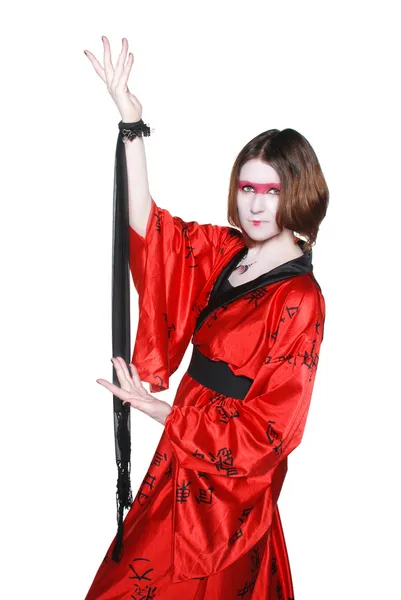 Mooie jonge geisha meisje in kimono met zwaard — Stockfoto