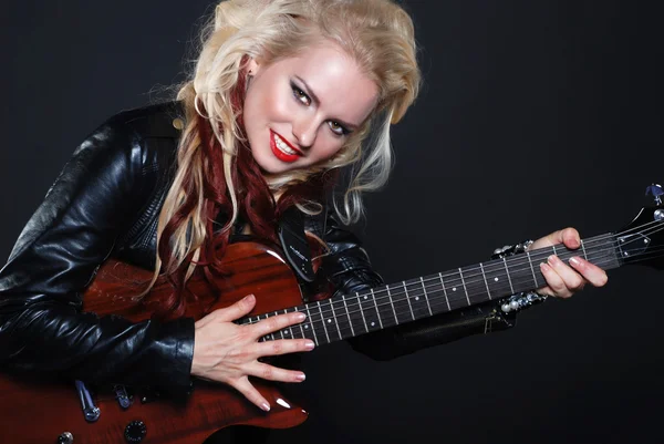 Seksualne blondynka z gitara — Zdjęcie stockowe