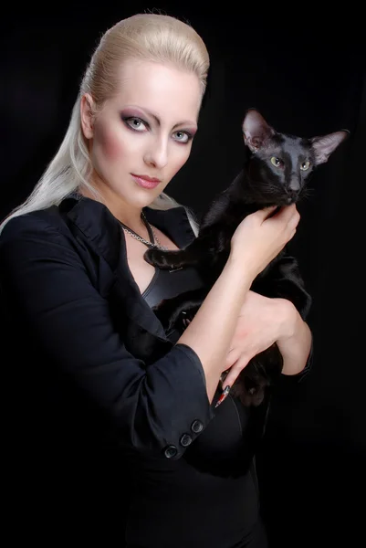 Сексуальная блондинка с черной кошкой — стоковое фото