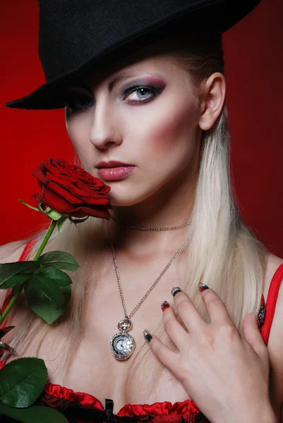 Rubia erótica con una rosa roja en las manos —  Fotos de Stock