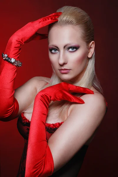 Donna attraente in guanti rossi — Foto Stock