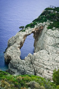 zakynthos Adası'nda yalnız kayalar