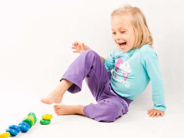 Kleines Mädchen beim Spielen — Stockfoto