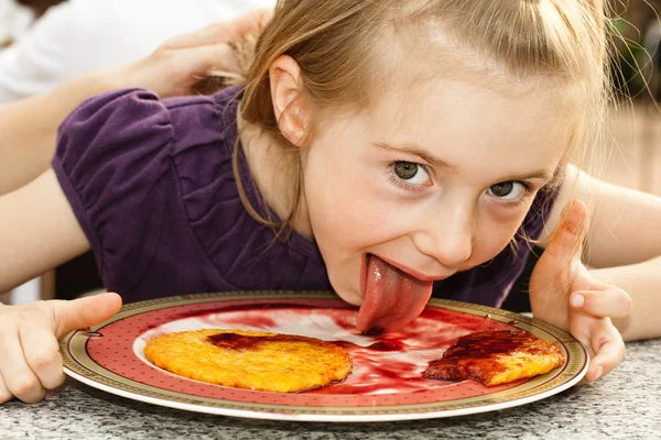 Girl eating pancakes — Stock Photo, Image
