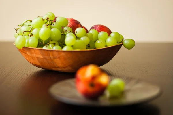 Délicieux fruits dans un bol — Photo