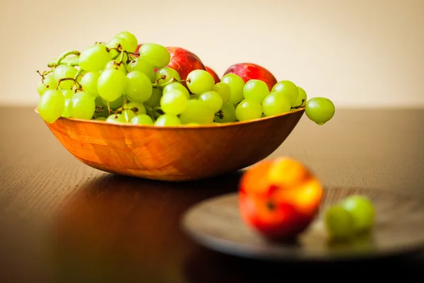 Fruits frais et savoureux dans un bol sur la table — Photo