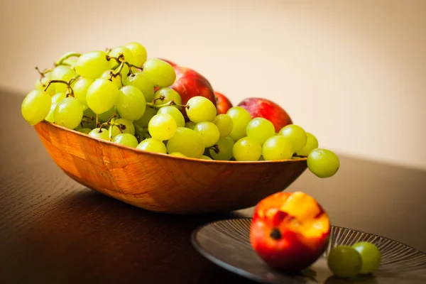 Fruits sucrés dans un bol sur la table — Photo