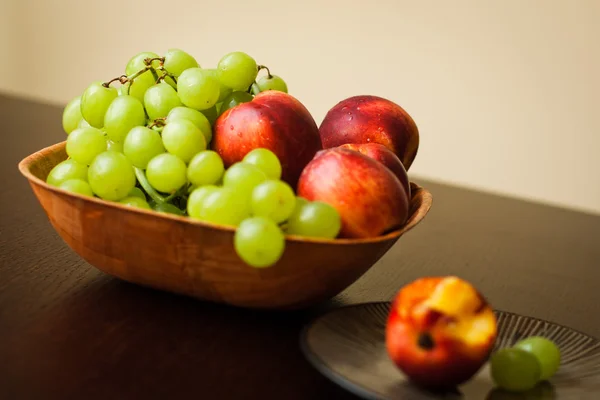 Fruits sucrés dans un bol — Photo