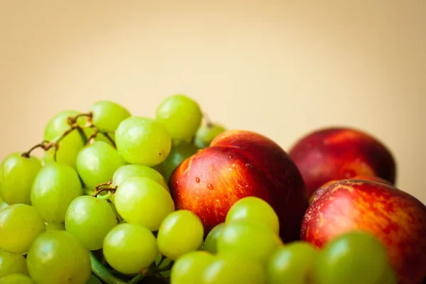 Grapes and greengages — Stock Photo, Image