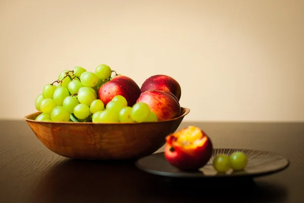 Fruits frais et savoureux dans un bol — Photo