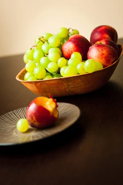 Fruits frais dans un bol sur la table — Photo