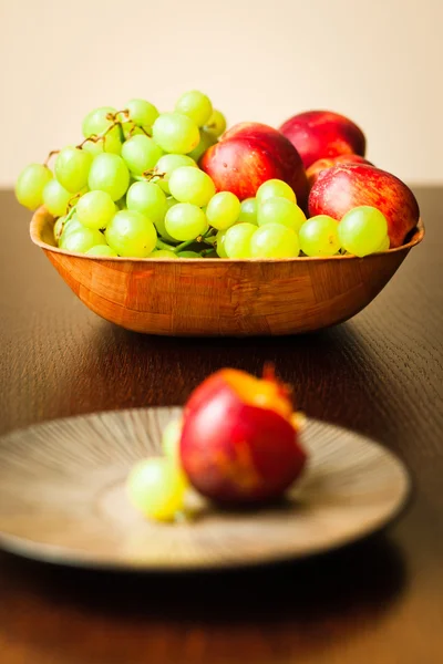 Fruits frais dans le bol — Photo