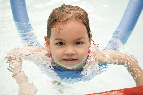 Dziewczynka pływa w basenie na wakacje — Zdjęcie stockowe