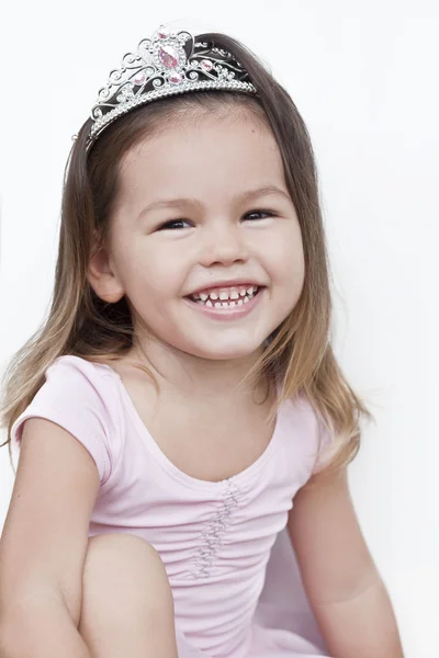 Klein meisje in witte jurk met een tiara op haar hoofd — Stockfoto