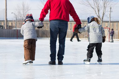 Aile buz pateni pistinde eğleniyor.