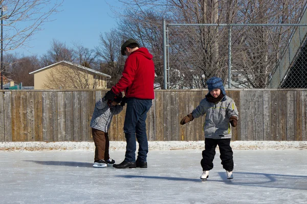 Famille sur une patinoire — Photo