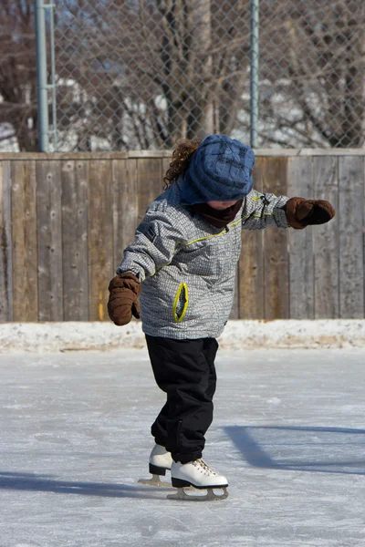 Klein meisje schaatsen — Stockfoto