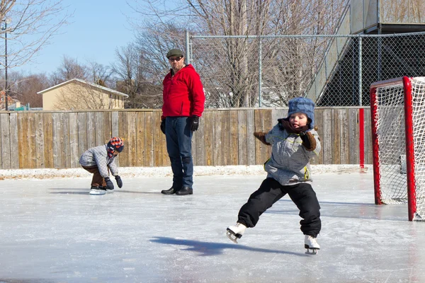 Familia en una pista de patinaje —  Fotos de Stock