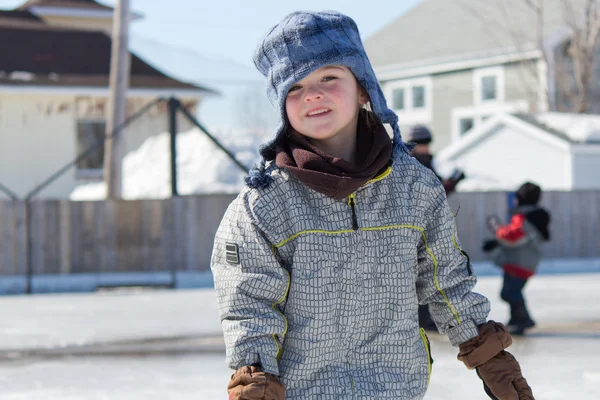 Kleines Mädchen beim Schlittschuhlaufen — Stockfoto