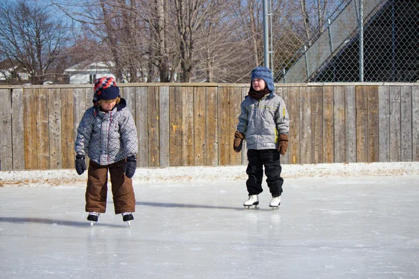 Kinder auf der Eisbahn — Stockfoto