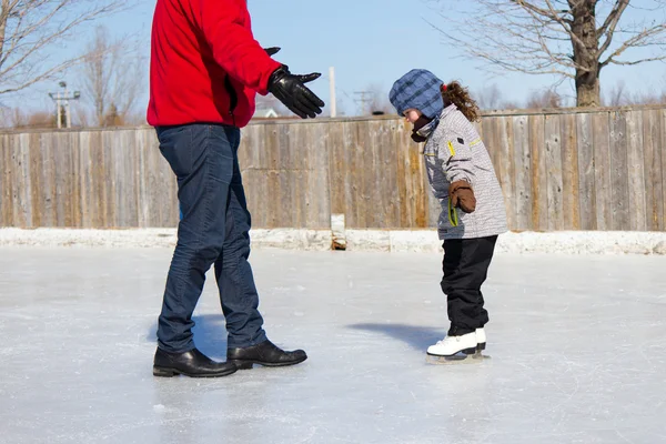 Otec učil dcera jak lední brusle — Stock fotografie