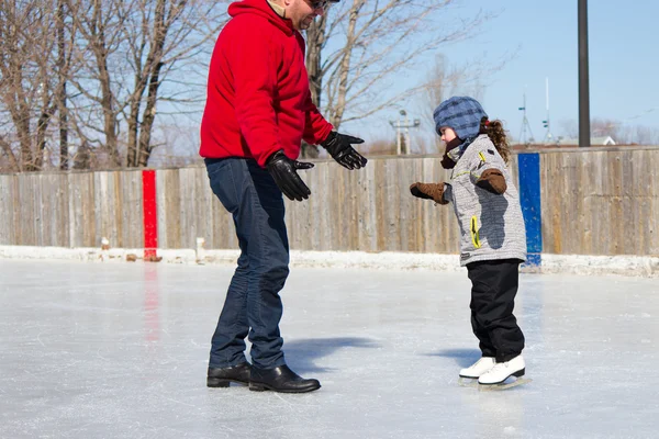 Vader dochter onderwijzen hoe aan ijs schaatsen — Stockfoto