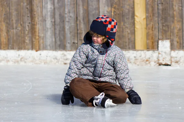 Menino aprendendo a patinar no gelo — Fotografia de Stock