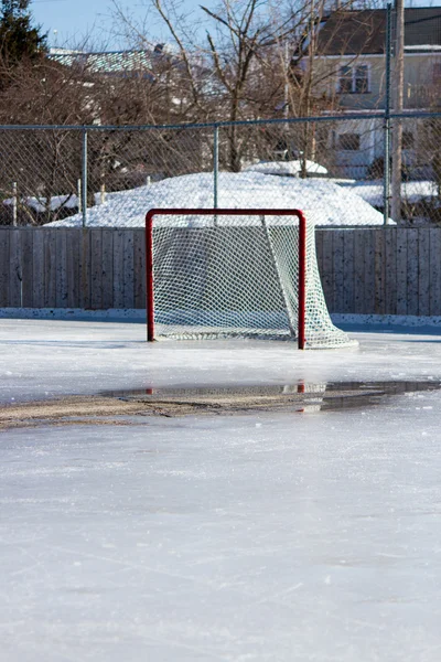 Ice hockey netto op smeltend ijs — Stockfoto